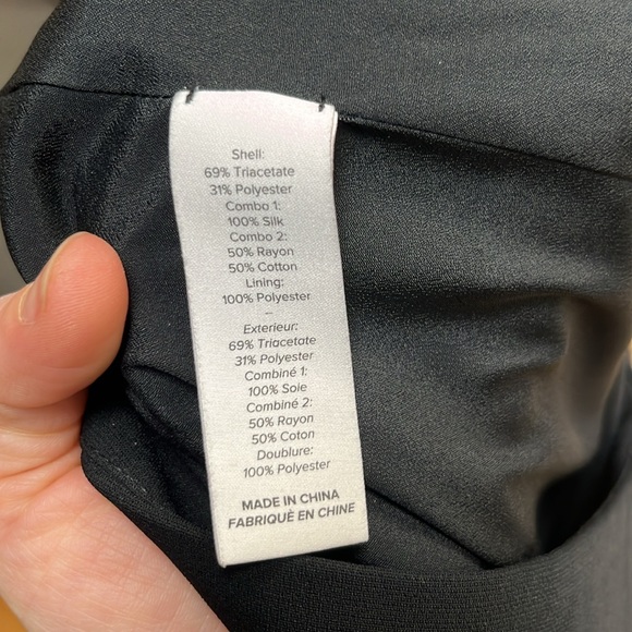 Cinq à Sept "Farrow" skirt with tonal trim; covered buttons; slit. Size 0 - Picture 5 of 9